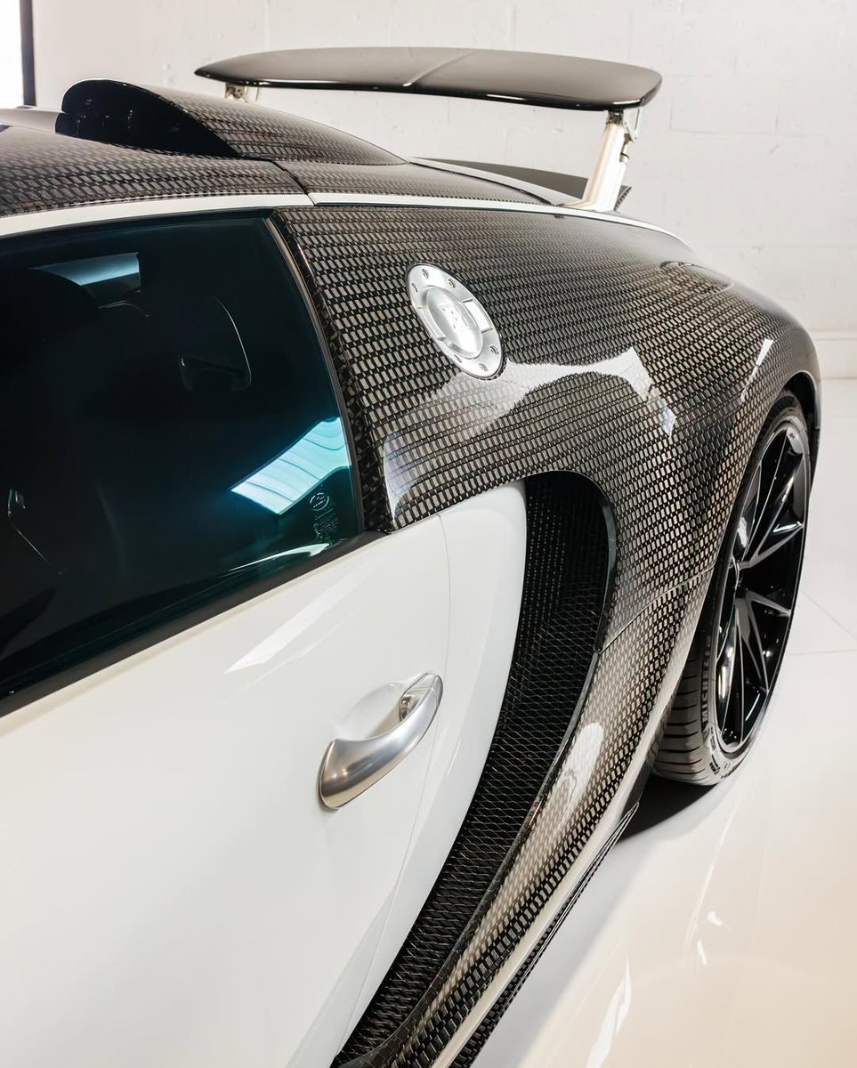 duPontREGISTRY's tweet image. 2008 Bugatti Veyron | Mansory Linea Vivere | 1 of only 2 in existence!