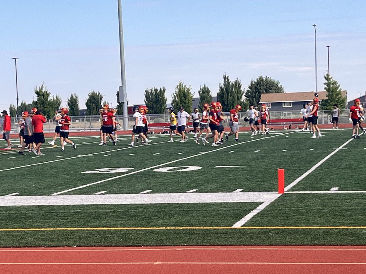 EvansRankings's tweet image. Beautiful morning for some 7-on-7 with Kamiakin, Southridge, Chiawana, and River View