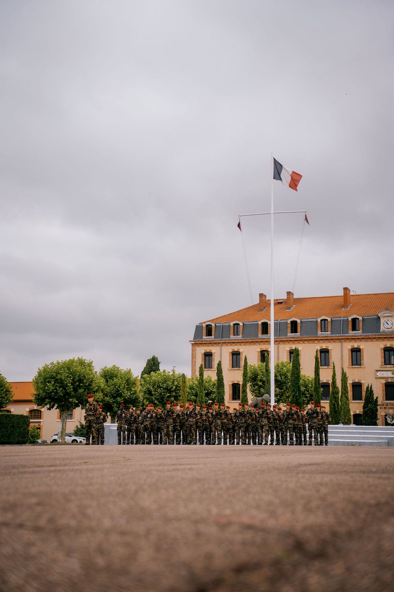 17eRGP's tweet image. Présentation au drapeau pour la section du lieutenant Jérémie de la 3e compagnie du #17RGP 🇫🇷

#NosJeunesOps ont reçu la fourragère du régiment, sous les yeux fiers de leurs proches 🙌

Bienvenue à eux dans la famille des sapeurs-parachutistes 🤝
