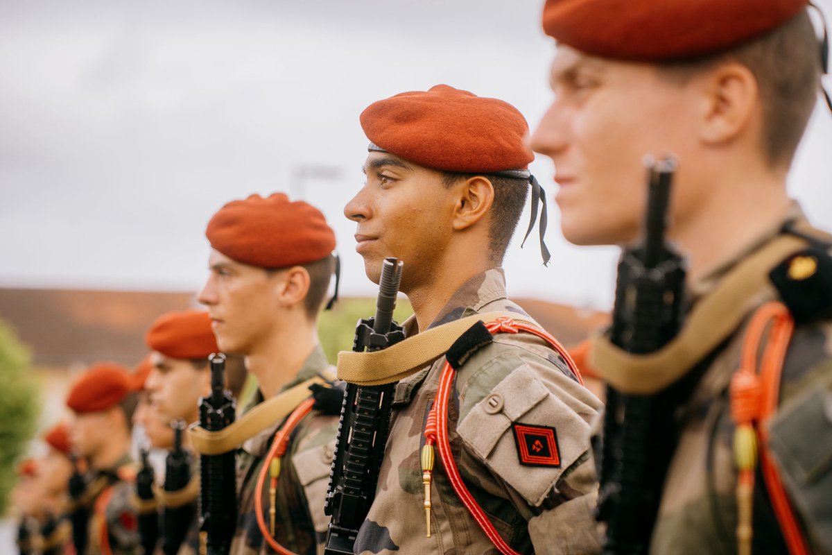 17eRGP's tweet image. Présentation au drapeau pour la section du lieutenant Jérémie de la 3e compagnie du #17RGP 🇫🇷

#NosJeunesOps ont reçu la fourragère du régiment, sous les yeux fiers de leurs proches 🙌

Bienvenue à eux dans la famille des sapeurs-parachutistes 🤝