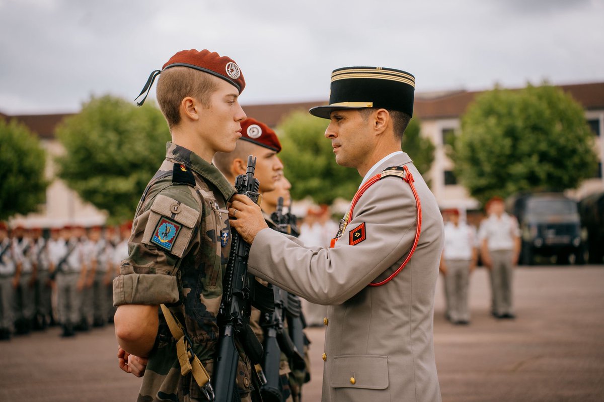 17eRGP's tweet image. Présentation au drapeau pour la section du lieutenant Jérémie de la 3e compagnie du #17RGP 🇫🇷

#NosJeunesOps ont reçu la fourragère du régiment, sous les yeux fiers de leurs proches 🙌

Bienvenue à eux dans la famille des sapeurs-parachutistes 🤝