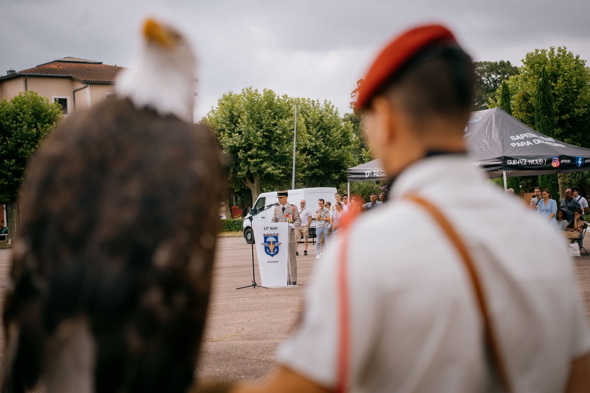 17eRGP's tweet image. Présentation au drapeau pour la section du lieutenant Jérémie de la 3e compagnie du #17RGP 🇫🇷

#NosJeunesOps ont reçu la fourragère du régiment, sous les yeux fiers de leurs proches 🙌

Bienvenue à eux dans la famille des sapeurs-parachutistes 🤝