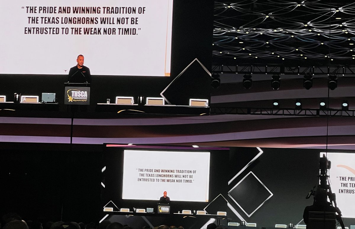 JeffHoweOTF's tweet image. The big finale at #THSCA2025 was @CoachSark's keynote address in front of the @THSCAcoaches this morning.
A lot of good insight into Sark's overhaul of @TexasFootball and the culture on the Forty Acres. #HookEm
🔗: ontexasfootball.com/forums/topic/7…