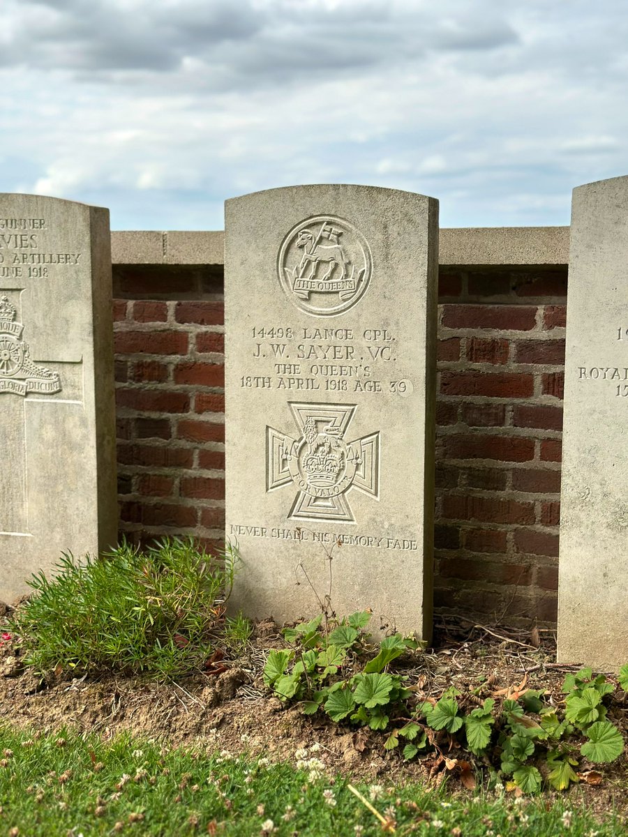 snealspace's tweet photo. The British section of Le Cateau Military Cemetery is a real contrast with its German neighbour. Fewer trees and an abundance of vivid flowers give it a light, airy and characteristically country-churchyard feel. https://t.co/eCOZ9sR7N3