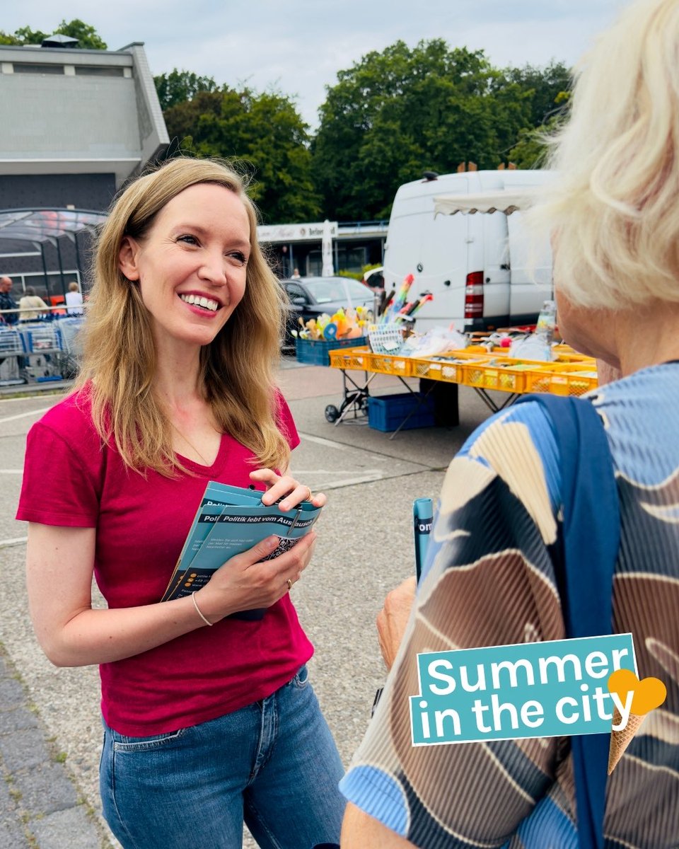 Ottilie_Klein's tweet image. #summerinthecity-Tour 2025: Marktplatzgespräch in Britz-Süd 🧺🗣️
Im Rahmen meiner Sommertour war ich gestern auf dem Wochenmarkt in Britz-Süd unterwegs, einem der wichtigsten Märkte im Süden Neuköllns. Viele Bürgerinnen und Bürger haben die Gelegenheit genutzt, mit mir ins…