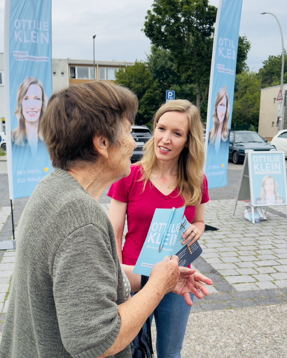 Ottilie_Klein's tweet image. #summerinthecity-Tour 2025: Marktplatzgespräch in Britz-Süd 🧺🗣️
Im Rahmen meiner Sommertour war ich gestern auf dem Wochenmarkt in Britz-Süd unterwegs, einem der wichtigsten Märkte im Süden Neuköllns. Viele Bürgerinnen und Bürger haben die Gelegenheit genutzt, mit mir ins…