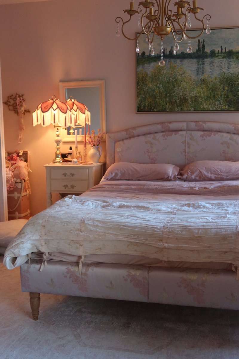 babooshke's tweet image. My poor dad, anytime I ask him to build me something it’s always incredibly oversized. 14x8ft cabinet, 7.2x5ft mirror, chandeliers & medallions huge fireplace surround, assembling my reupholstered bed