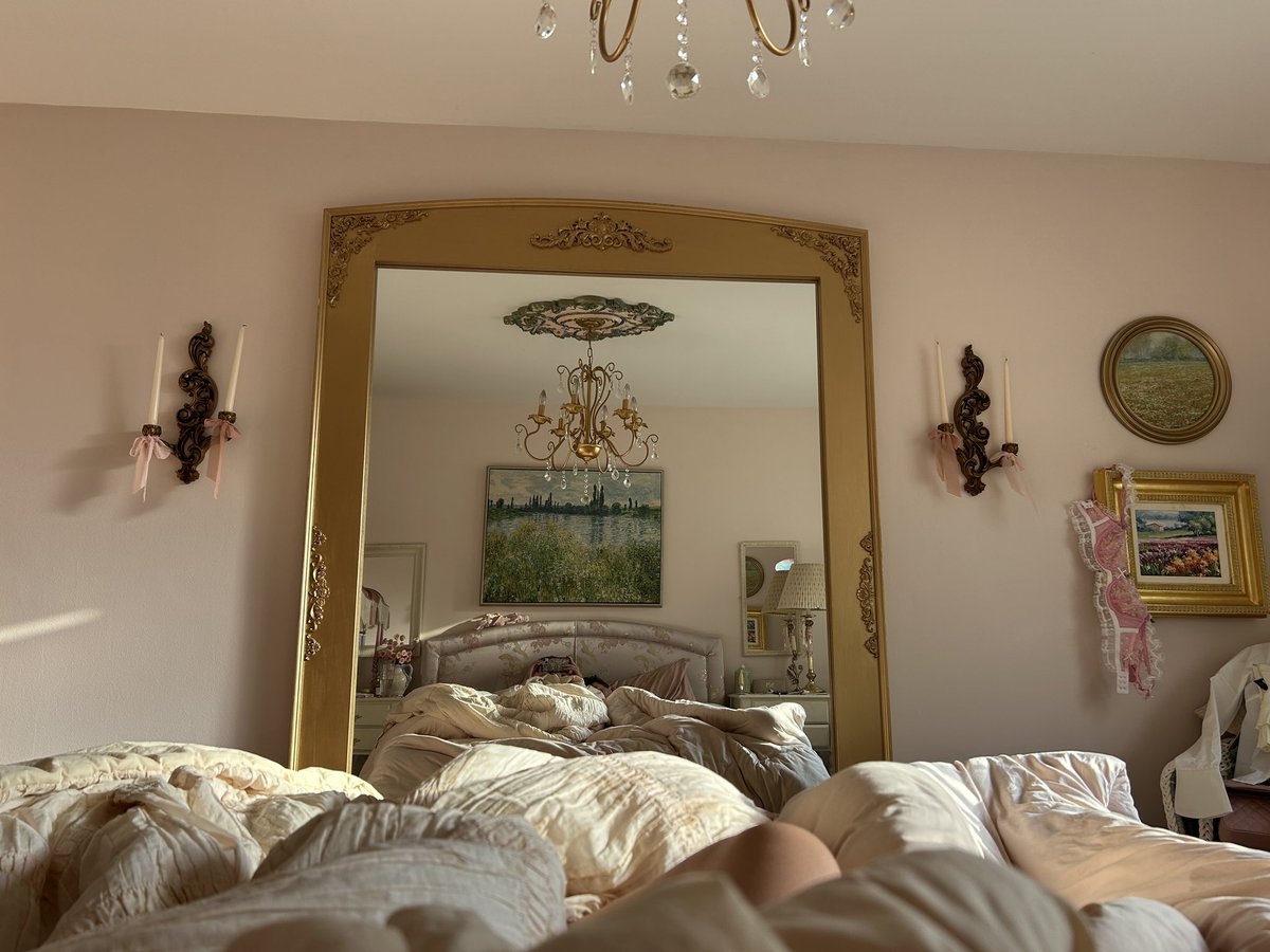 babooshke's tweet image. My poor dad, anytime I ask him to build me something it’s always incredibly oversized. 14x8ft cabinet, 7.2x5ft mirror, chandeliers & medallions huge fireplace surround, assembling my reupholstered bed