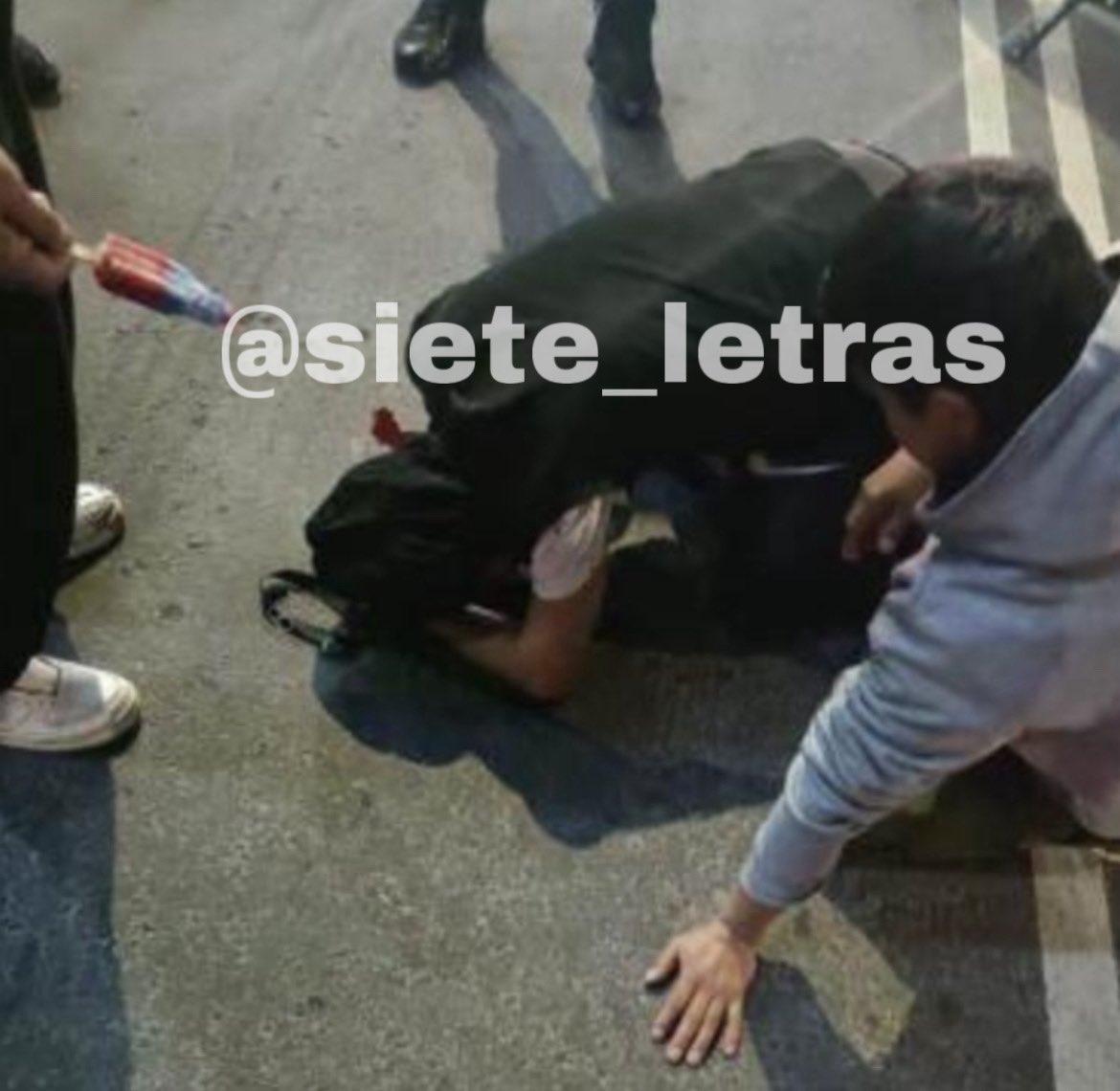 siete_letras's tweet image. Le dan droga para vender, se la fuma y lo balean:
Armando López fue reclutado como narcomenudista en la Cove, @AlcaldiaAO, pero se fumó la “piedra” y aunque juntó una parte para pagar, su patrón lo mandó matar.
Armando sobrevivió, pero quedó amenazado.