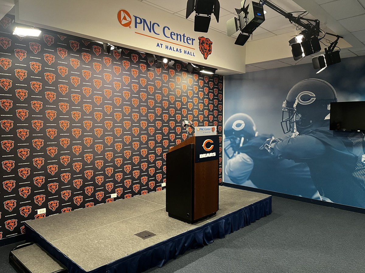 danwiederer's tweet image. Today on the stage …
GM Ryan Poles
HC Ben Johnson
QB Caleb Williams
DT Grady Jarrett
🗣️🎙️🏈