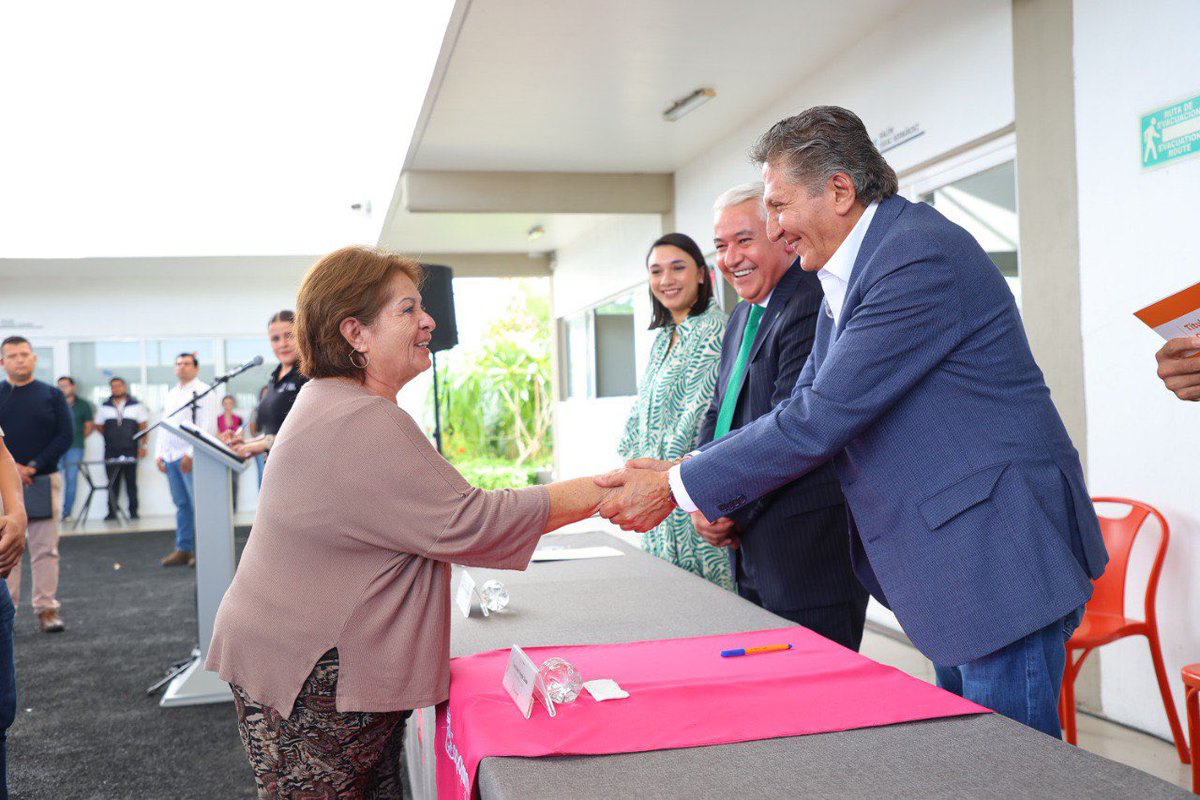 JuanJoseFrangie's tweet photo. De todos los programas que tenemos en la Ciudad de las niñas y niños, hay uno que me gusta mucho porque cambia vidas: la entrega de títulos de propiedad.

Nos dimos una vuelta por el norte de Zapopan para entregar certeza jurídica a 100 familias que, después de muchos años, por fin pueden decir con orgullo: este terreno es mío.

En esta administración nos pusimos la meta de regularizar 3 mil predios, al igual que en la pasada, y vamos por buen camino.