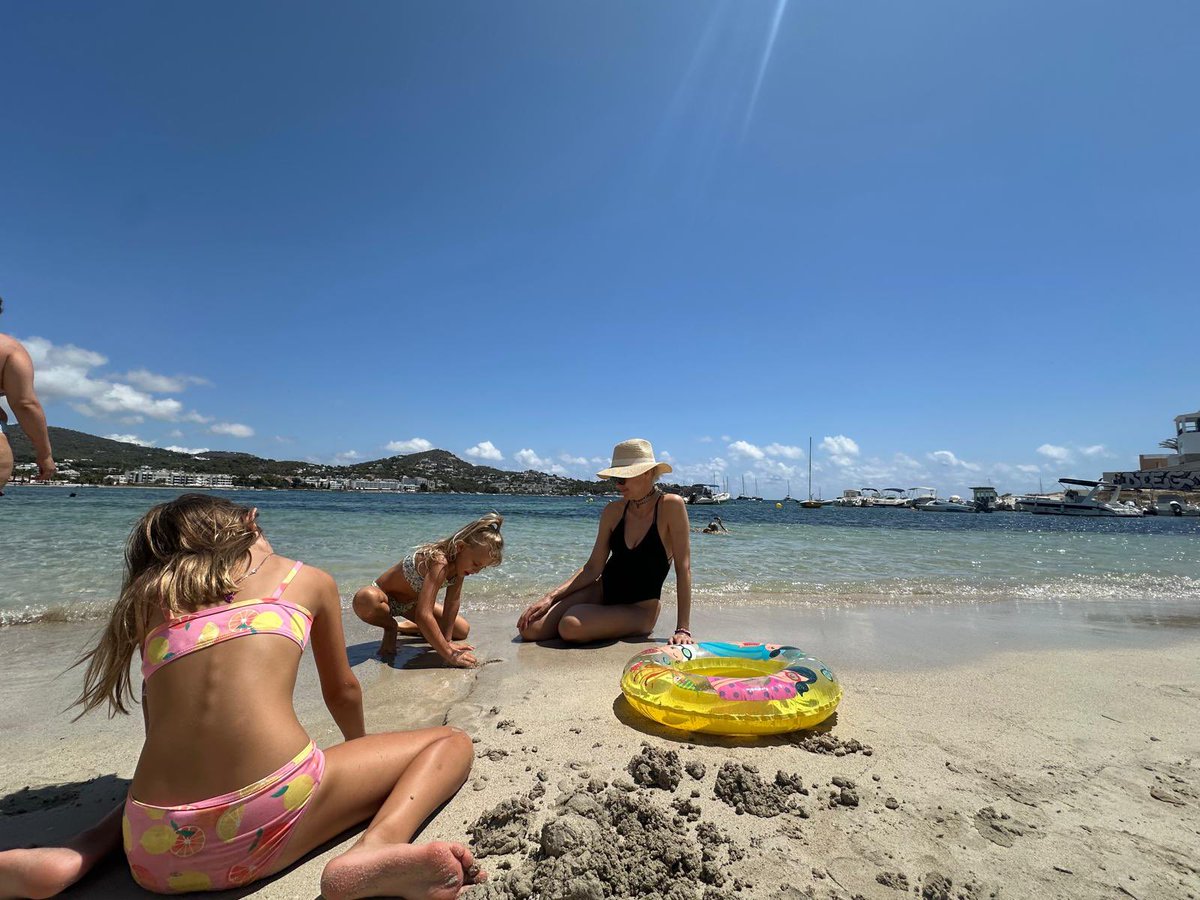 Calamari, sun, salt = happy family days off in Ibiza ☀️✨👙👯‍♀️👧🏼👧🏼👧🏼❤️❤️❤️🍤😋