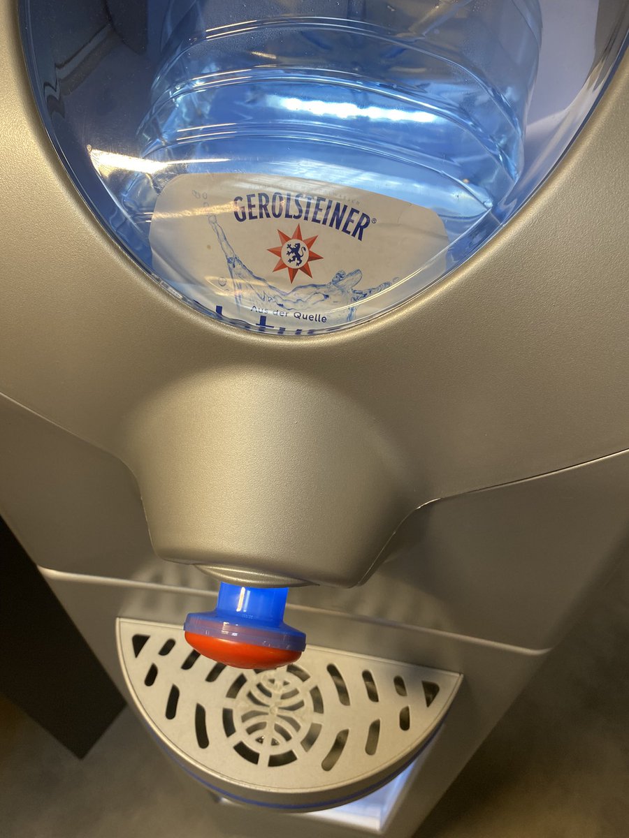 GNOCCHlMANE's tweet image. hab übelst Durst aber aus diesem Wasserspender werde ich definitiv nichts trinken