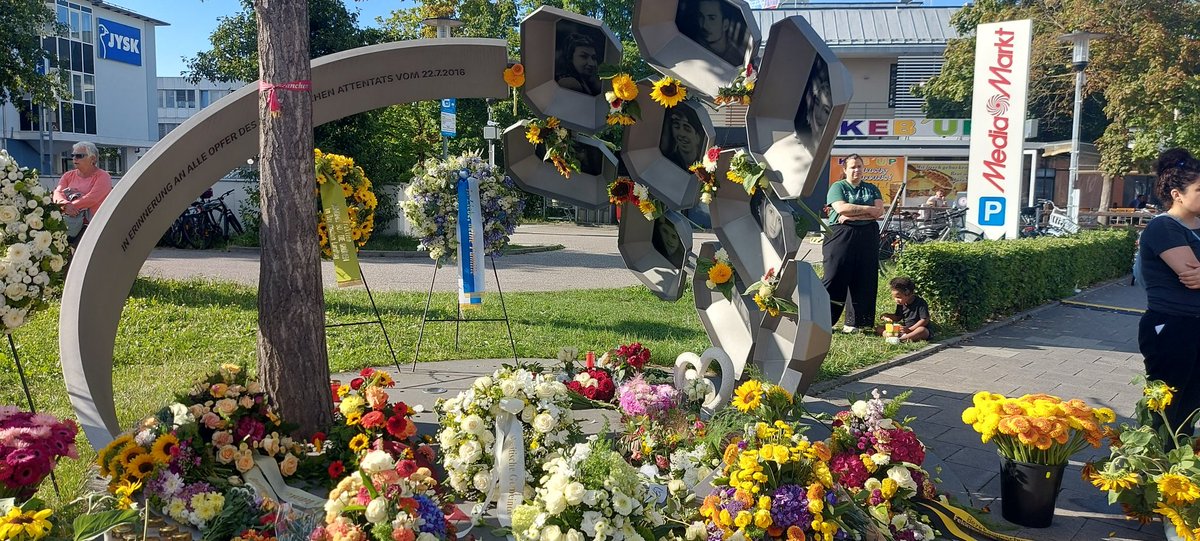 falkoblumenthal's tweet image. Die Angehörigen weigern sich zu schweigen und fordern Erinnerung an die Toten des rassistischen Terrors vom 22. Juli 2016. Diese Kraft und dieser Kampf gebietet den Respekt der Stadt.
