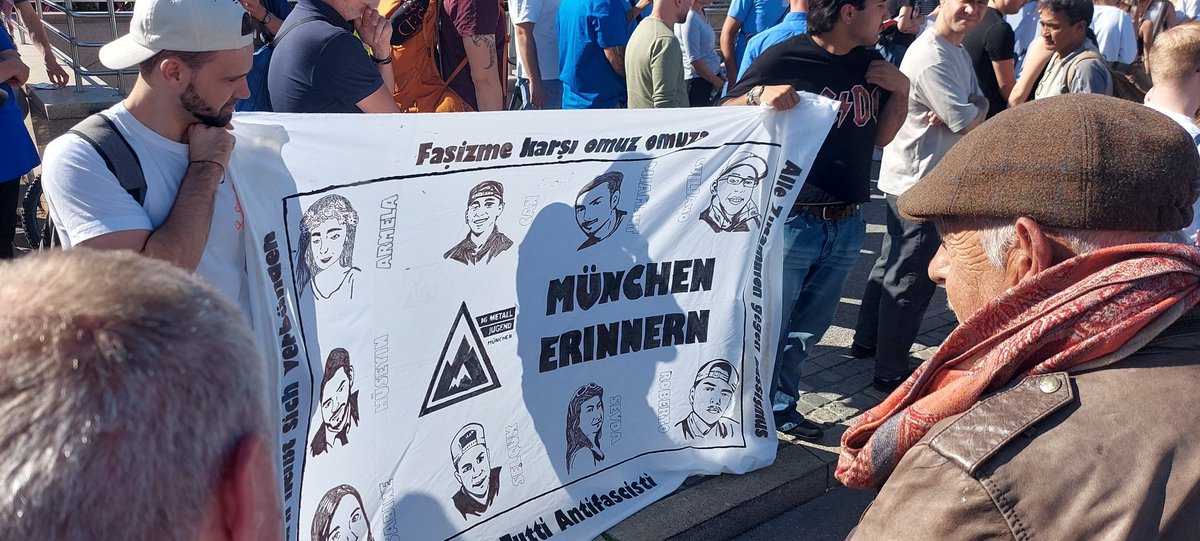 falkoblumenthal's tweet image. Die Angehörigen weigern sich zu schweigen und fordern Erinnerung an die Toten des rassistischen Terrors vom 22. Juli 2016. Diese Kraft und dieser Kampf gebietet den Respekt der Stadt.