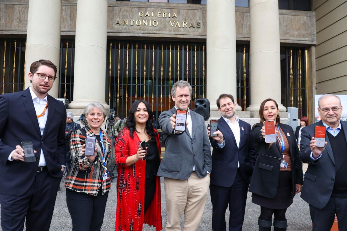 MTTChile's tweet image. Sumamos nuevas tecnologías para el transporte público 📲
El ministro Juan Carlos Muñoz, junto con @DTPMet y @BancoEstado, presentan la nueva app de la entidad bancaria RutPay.
🚍Entre sus funciones, permitirá pagar los viajes de @red_movilidad y acceder al beneficio del DaleQR.