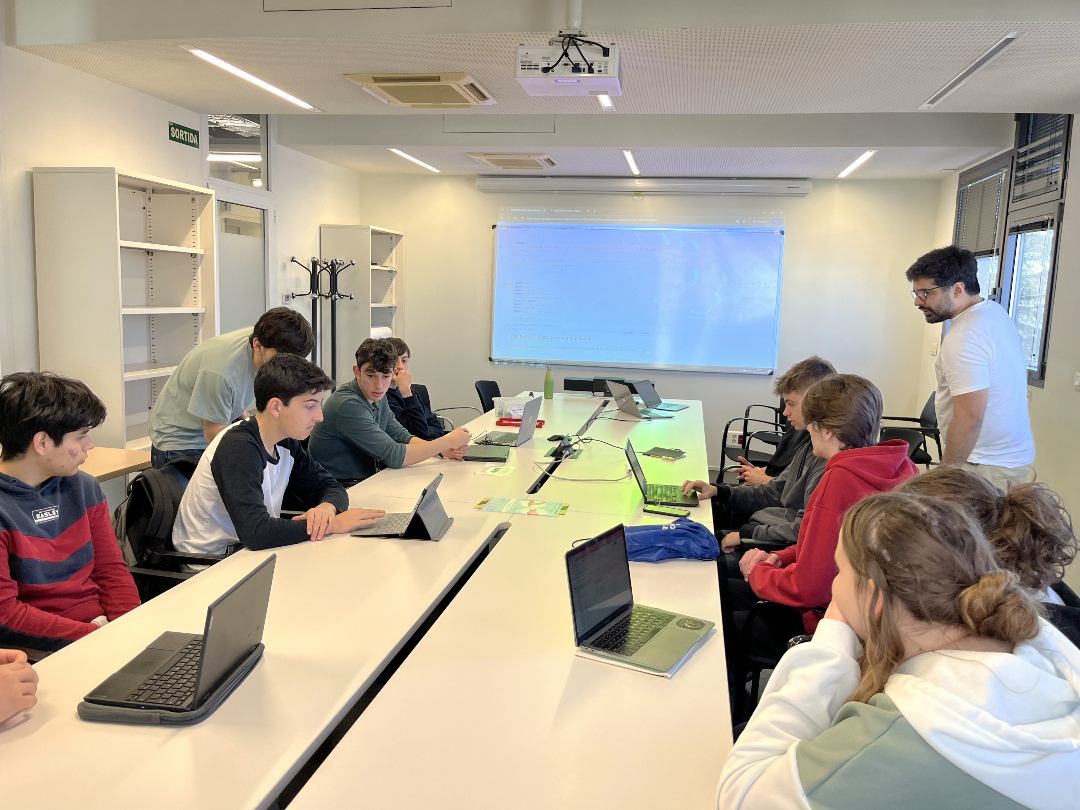 icn2nano's tweet image. 🧪 Bojos per la #Física va acabar al juny destacant la motivació per la ciència dels estudiants.
A l'ICN2, es va abordar:
🔹 Electrons, Nanopartícules
🔹 Nanoelectrònica
🔹 Aigua
🔹 Biosensors
🙏 Gràcies, voluntaris ICN2!
🙏 Gràcies, Bojos i Boges!
ℹ️ bit.ly/4kQXnx4