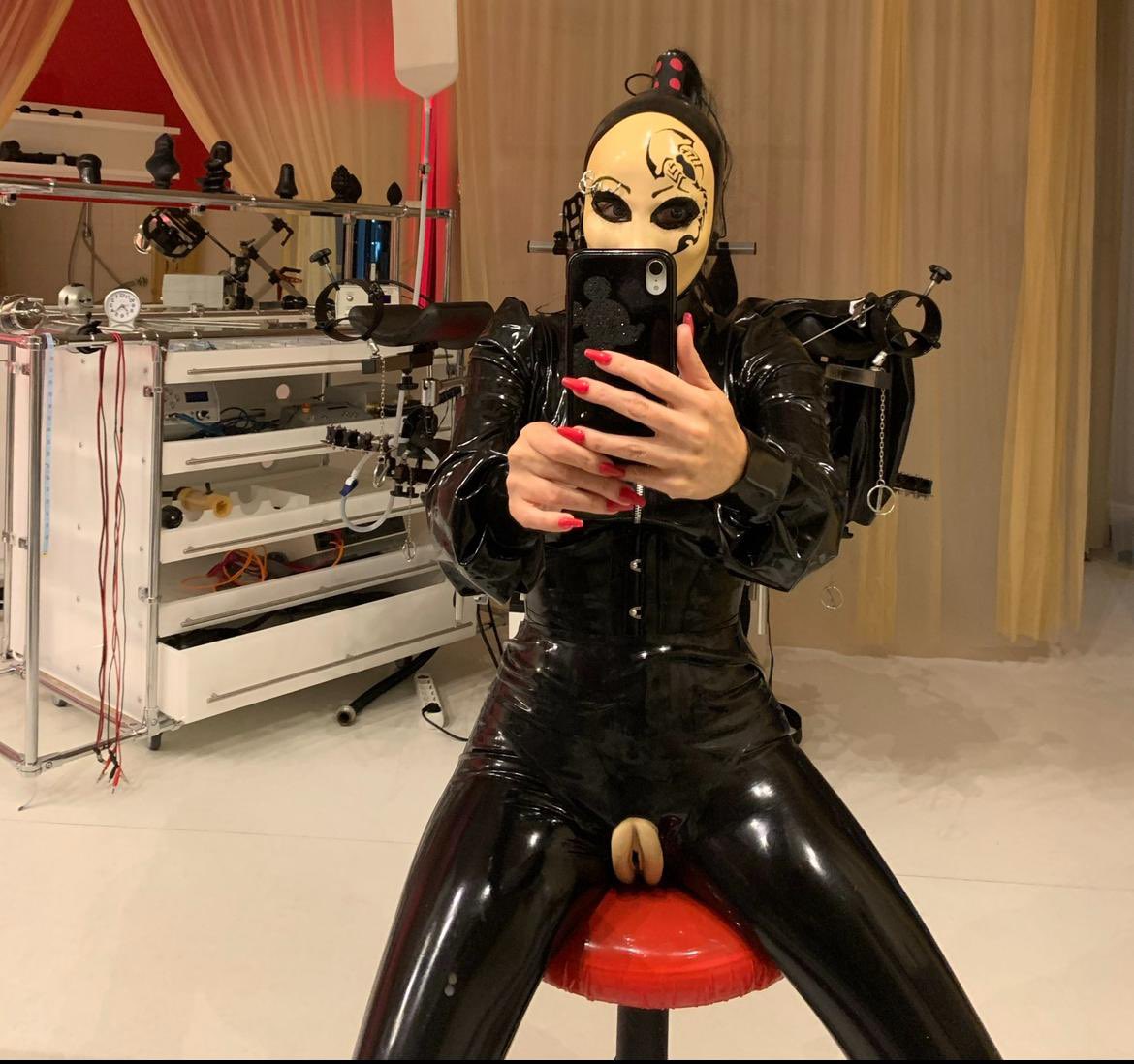 DomDonatella's tweet photo. „Glänzende Hülle, stille Macht – Die Inszenierung der Lady in Latex“#Inszenierung #Hülle #macht https://t.co/hzwFCQIebv