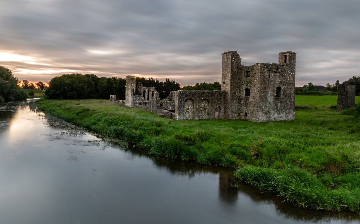 📸 "A powerful sunrise image taken at the 13th-century ruins of St. John the Baptist Abbey in Trim, Co. Meath."

Thank you so much @eamonncoyle for sharing this beautiful image with us! 

If you would like one of your images to feature from the Boyne Valley- just send us a DM!