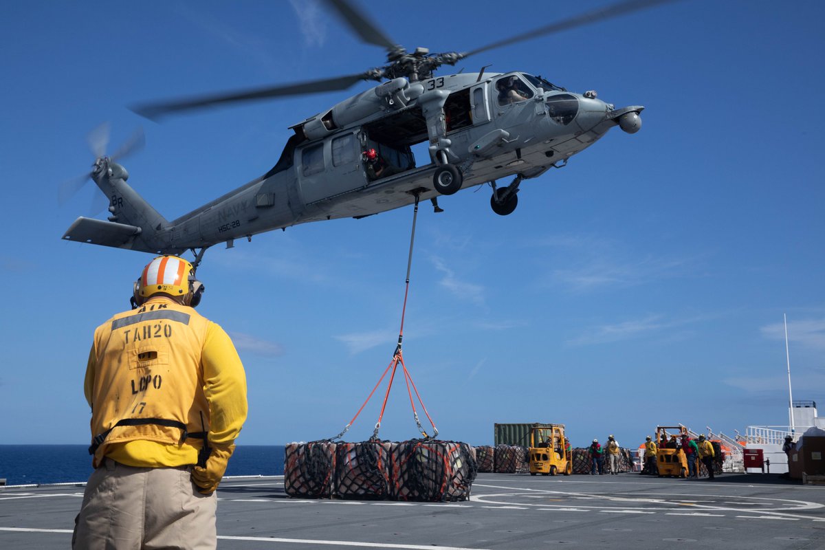 USAenEspanol's tweet image. .@Southcom: Un helicóptero MH-60 Sierra Seahawk de la @USNavy recoge suministros médicos de la cubierta de vuelo del buque hospital USNS Comfort en Puerto Plata, República Dominicana, durante la misión Promesa Continua 2025. Esta misión brinda atención médica y asistencia cívica…