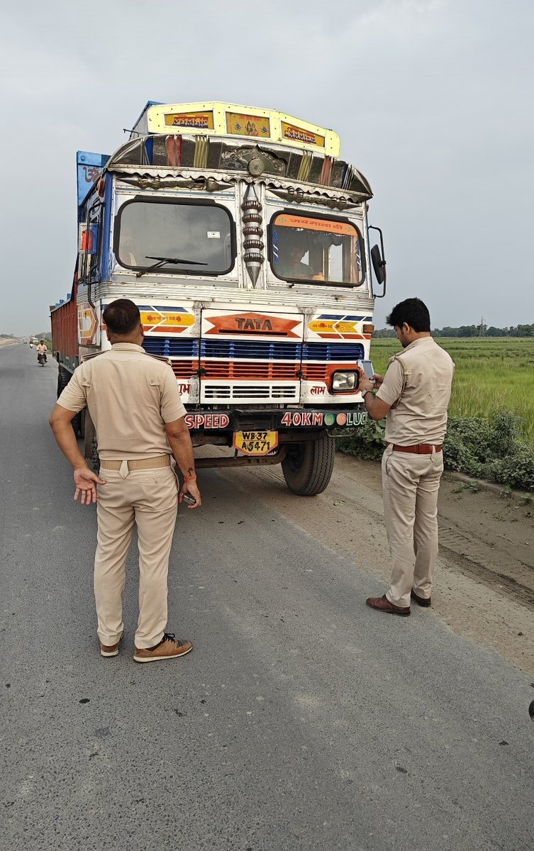 Saran_dm's tweet photo. सारण जिलान्तर्गत विभिन्न स्थलों पर आज परिवहन विभाग की टीम द्वारा गहन वाहन चेकिंग अभियान चलाया गया। नियमों का उल्लंघन करने वाले वाहनों के विरुद्ध 3 लाख 25 हजार रुपये का फाइन लगाया गया।
#VehicleChecking
#TrafficRules
#fineimposition
#saran
#chapra
@BiharTransport
@IPRDBihar https://t.co/5VT913P4ek