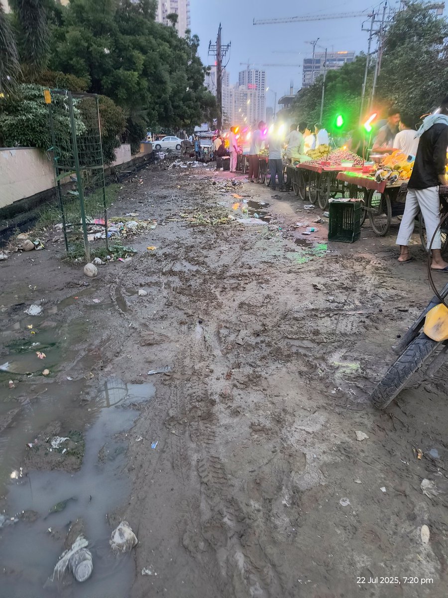 Mayankfiib's tweet photo. @1_greens के आस पास पूरे 16b बेहद गंदगी कीचड़, खुले हुए नाले, आवारा पशु दुर्घना को निमंत्रद् देते हुए से सब अयवस्था आप चित्र में देख सकते हैं, @OfficialGNIDA  के अफसर IGRS का फर्जी निस्तारड़ कर रहे है पुरी अंधेरनगरी बना पड़ा ग्रेनों वेस्ट।
@CPCB_OFFICIAL @CMOfficeUP @dmgbnagar https://t.co/bElfsvg8e8