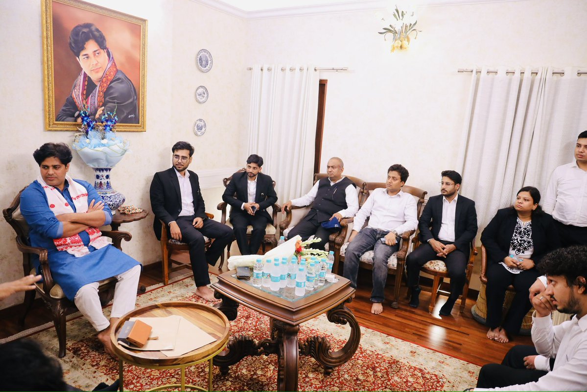 ShayarImran's tweet image. अल्पसंख्यक विभाग की लीगल सेल के साथियों से मुलाक़ात की और देश भर में मज़लूमों की क़ानूनी मदद के लिये एक मज़बूत टीम बनाने की रणनीति पर विचार विमर्श किया।