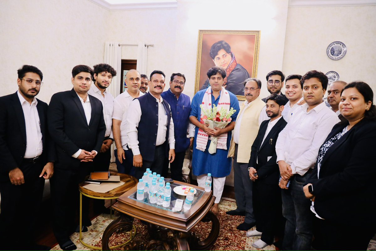 ShayarImran's tweet image. अल्पसंख्यक विभाग की लीगल सेल के साथियों से मुलाक़ात की और देश भर में मज़लूमों की क़ानूनी मदद के लिये एक मज़बूत टीम बनाने की रणनीति पर विचार विमर्श किया।
