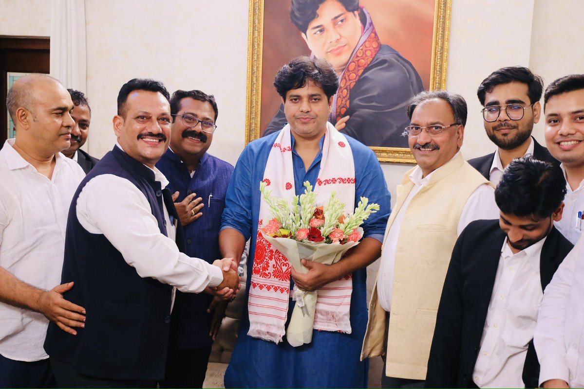 ShayarImran's tweet image. अल्पसंख्यक विभाग की लीगल सेल के साथियों से मुलाक़ात की और देश भर में मज़लूमों की क़ानूनी मदद के लिये एक मज़बूत टीम बनाने की रणनीति पर विचार विमर्श किया।
