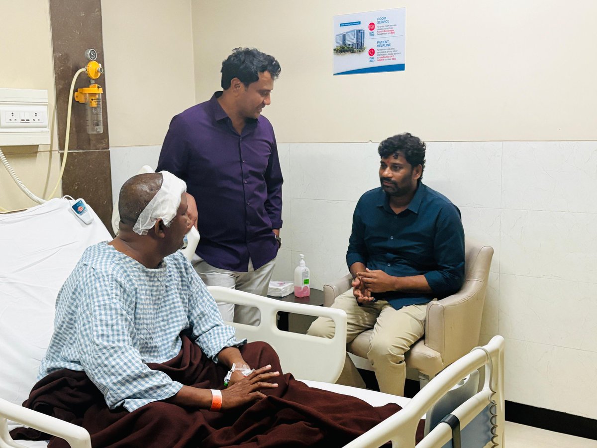 శస్త్రచికిత్స అనంతరం కిమ్స్ ఆస్పత్రిలో కోలుకుంటున్న బిఆర్ఎస్ యువ నాయకుడు, కరీంనగర్ నియోజకవర్గం, కొత్తపల్లి మండలం మాజీ వైస్ ఎంపీపీ తిరుపతి నాయక్ గారిని కరీంనగర్ గ్రంథాలయ సంస్థ మాజీ చైర్మన్ ఏనుగు రవీందర్ రెడ్డి గారితో కలిసి పరామర్శించడం జరిగింది.