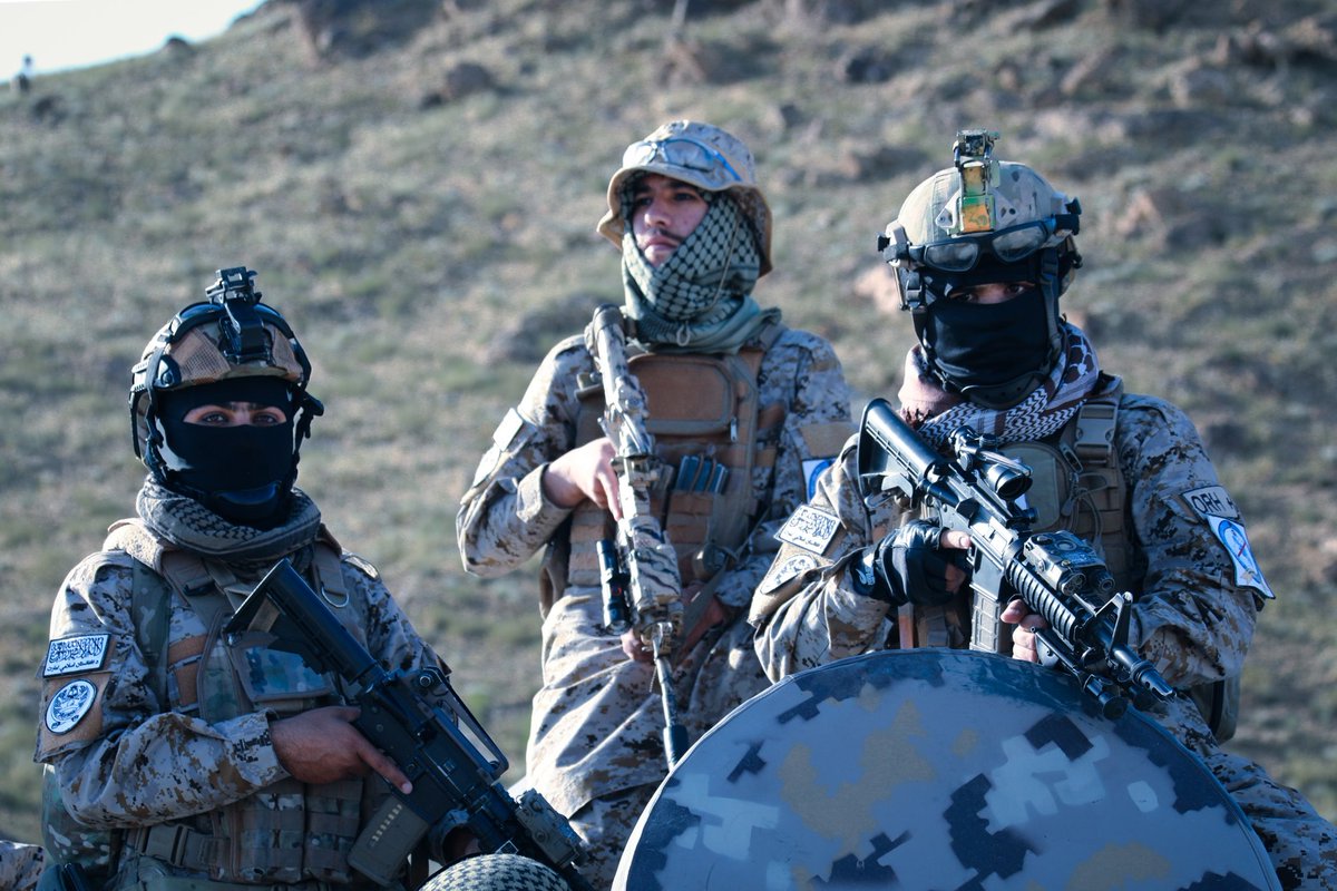 AfghanistanCnpa's tweet image. د کورنیو چارو وزارت د نشه يي توکو پر وړاندې د مبارزې معینیت ځانګړې عملیاتي قطعې مجاهدینو پیغام:
موږ د عالیقدر امیرالمؤمنین حفظه الله فرمانونه پلي کول پر خپل ځان واجب ګڼو او د نشه يي توکو په برخه کې هر ډول مبارزې ته چمتو یو.