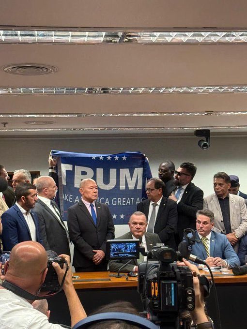 eutauat's tweet image. Parlamentarem brasileiros erguendo bandeira de Donald Trump com a frase “Make América Great Again” dentro do Congresso Nacional.
Difícil imaginar postura mais ridícula que essa. Se preocupam mais com os EUA do que com o Brasil.