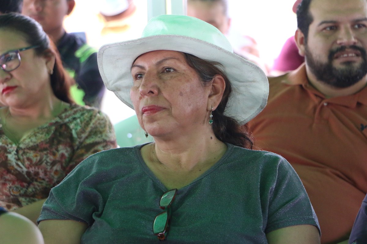 AgrocalidadEC's tweet photo. 🤝 Desarrollamos junto a productores y exportadores un diálogo técnico sobre pitahaya, donde definimos una hoja de ruta orientada a fortalecer la cadena agroproductiva y promover acciones concretas que garanticen la sostenibilidad y competitividad del sector. 

#ElNuevoEcuador https://t.co/lhNarZMj94