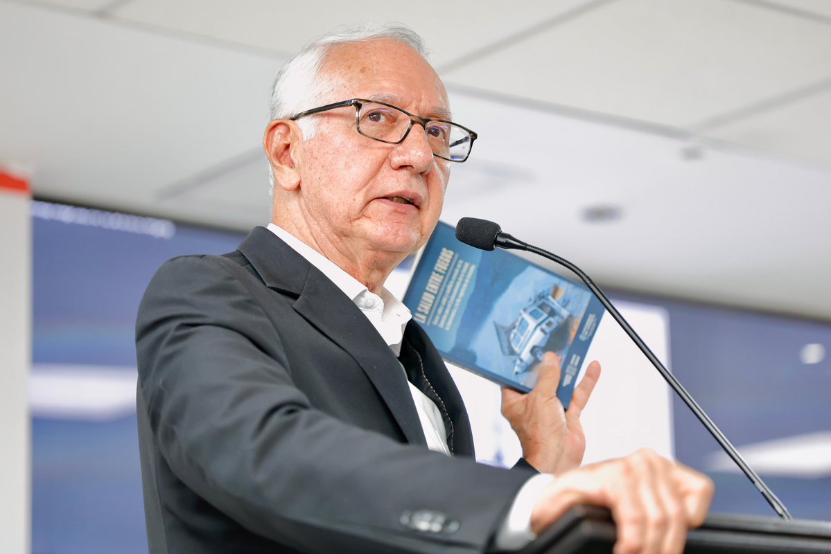 MinSaludCol's tweet image. 📖Este martes se llevó a cabo el lanzamiento del libro “La salud entre fuegos”, una obra que recoge historias reales sobre cómo la guerra en Colombia ha impactado al personal médico, las instituciones de salud y las comunidades.
Publicado por la @ComisionVerdadC, con el apoyo de…