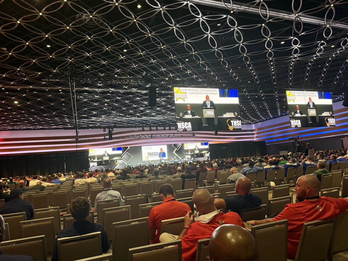 CoachJBrazil's tweet image. Sark in the AM, general meeting right after. This is how we close out an incredible coaching school #THSCABrandAmbassador @THSCAcoaches
Houston next year! See yall there!!
