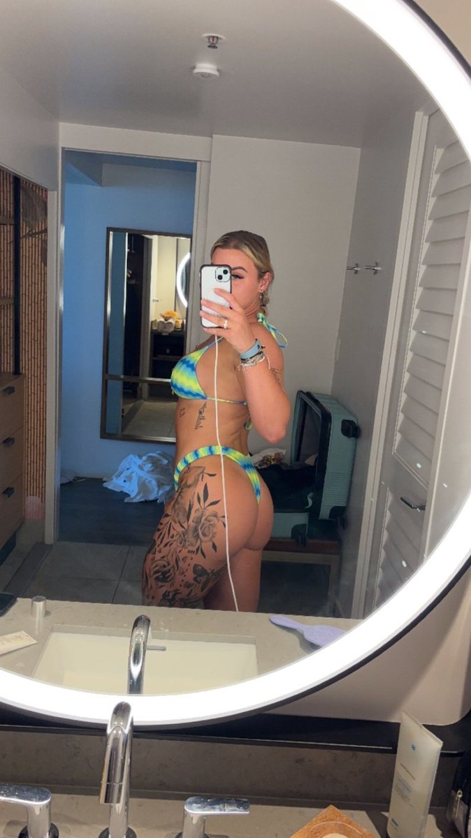 Trixxxy19's tweet image. Mirror mirror on the wall who is the prettiest of them all 😘
