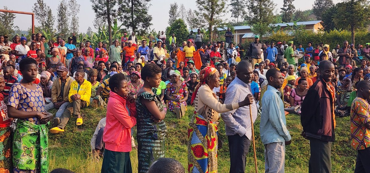 GakenkeDistrict's tweet image. Kuri uyu wa Kabiri, Umuyobozi w'Akarere, Madamu @muka_vestine yifatanyije n’Abaturage b’Akagari ka #Rukura muri @GashenyiSector1, mu Nteko y’Abaturage. Bahawe ibiganiro kuri gahunda za Leta zitandukanye, babona n’umwanya wo gutanga ibitekerezo, ibyifuzo n’ibibazo bihabwa umurongo