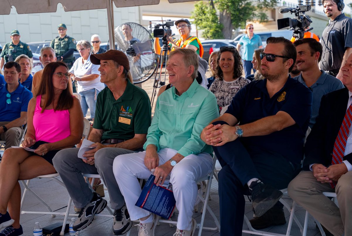 MyFDOT_SWFL's tweet image. Great ribbon-cutting Monday for the #LegacyTrail overpasses at Bee Ridge & Clark Rd in #Sarasota! Thanks to @SRQCountyGov, @SarasotaSheriff, Friends of @Legacy_Trail, & @tpl_org for the strong partnership. This $13M project reduces conflict points, making the trail safer for all!