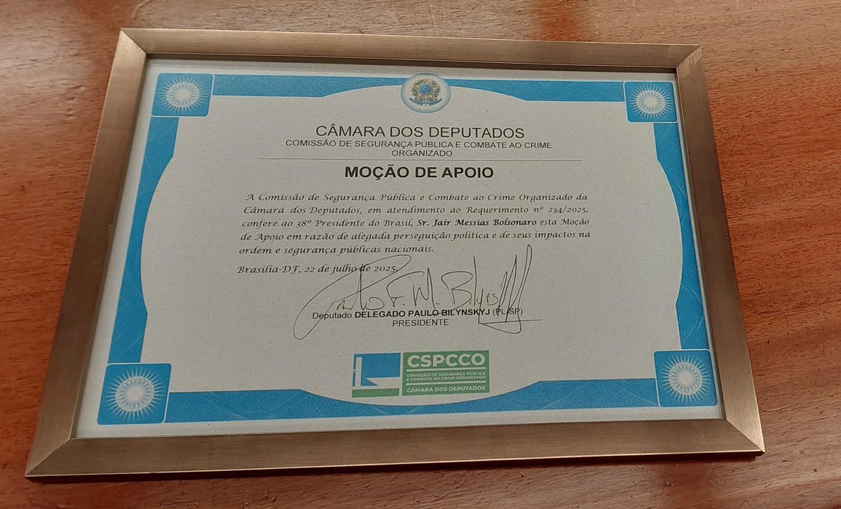 paulobilynskyj1's tweet image. Gostaria de agradecer aos 25 deputados da Comissão de Segurança Pública que vieram a Brasília em pleno recesso branco para aprovarmos uma moção em apoio a @jairbolsonaro. Não irão nos calar, mesmo tentando no censurar. Presidente Bolsonaro sinta-se homenageado e saiba que…