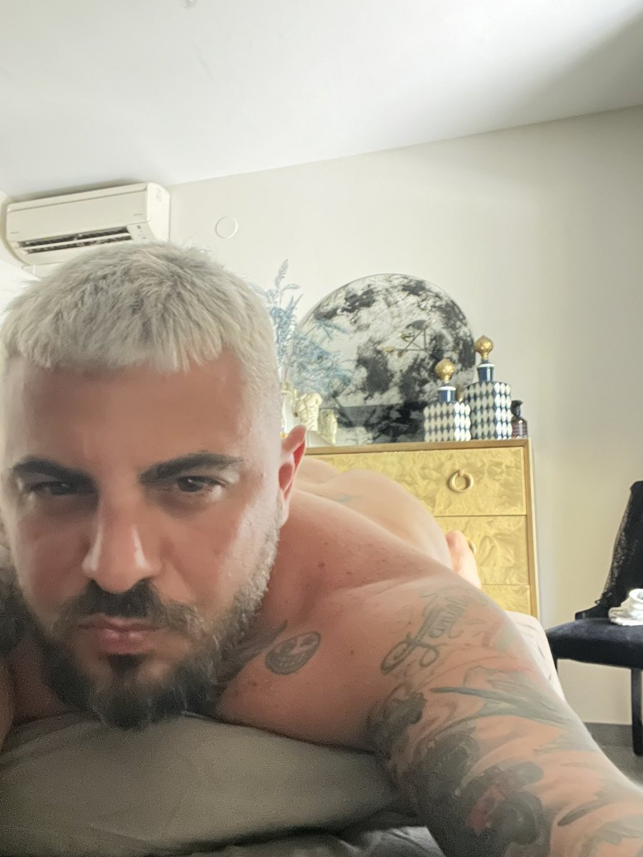 De relax en la cama…onlyfans.com/boulderandbigb…