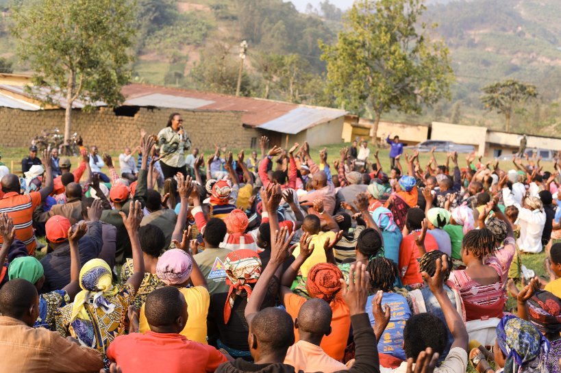 GakenkeDistrict's tweet image. Kuri uyu wa Kabiri, Umuyobozi w'Akarere, Madamu @muka_vestine yifatanyije n’Abaturage b’Akagari ka #Rukura muri @GashenyiSector1, mu Nteko y’Abaturage. Bahawe ibiganiro kuri gahunda za Leta zitandukanye, babona n’umwanya wo gutanga ibitekerezo, ibyifuzo n’ibibazo bihabwa umurongo