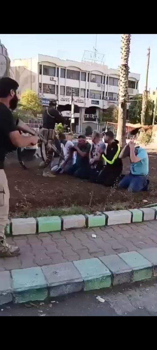 ثانية واحدة من هذا المقطع كافية لتسقط عشر حكومات..
يكفي كذب على انفسنا بحجة عشائر وعصابات وعناصر متفلتة خارج الدولة.
بل هي الدولة بعينها .. بمرتزقتها ونفاقها و وحشيتها وفشلها وفسادها.
كل من ثار على الأسد و ويبرر ما يجري هو مجرد طائفي لا مشكلة عنده مع الاجرام بل مع دين المجرم.