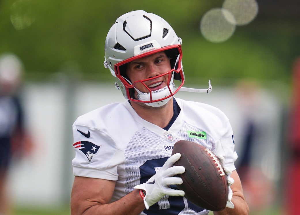 LosTalksPats's tweet image. #Patriots TE Hunter Henry on HC Mike Vrabel:
"He's been great... I love being around him… We all need accountability and he brings that every day."