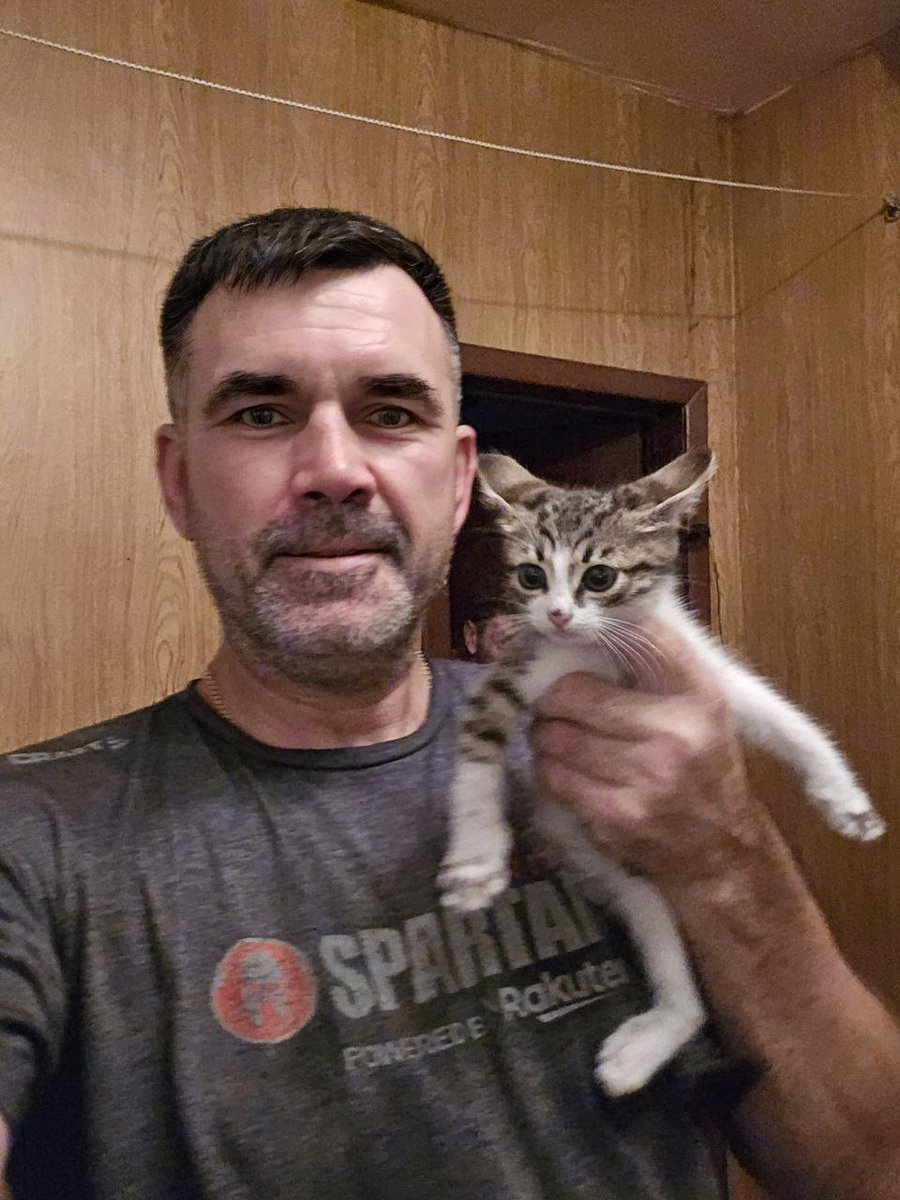 UAnimalsENG's tweet image. 📌 Day 1,244 of the full-scale invasion.
Today, UAnimals supported soldiers who care for animals near the frontline 🫶🪖🐾
📍 We delivered 60 kilograms of aid to Snihurivka, Mykolaiv region:
- 40 kg of dog food;
- 20 kg of cat food;
- 7 parasite treatments for cat and dog.
The…