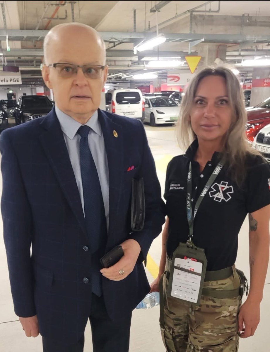 DamianDuda17's tweet image. Od początku konfliktu na pełną skalę śp. gen. Waldemar Skrzypczak był człowiekiem, jaki nie tylko słuchał naszych wniosków i doświadczeń ale też służył nam radą. Niezależnie od okoliczności spotkania zawsze mogliśmy liczyć na jego serdeczność, otwartość oraz życzliwość. Odszedł…