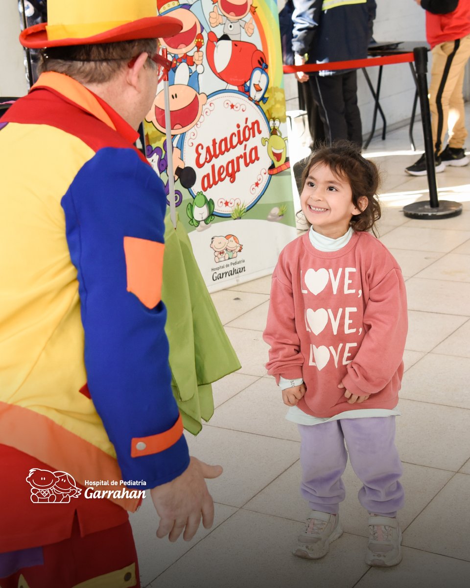 HospGarrahan's tweet image. ¡Vacaciones de invierno en el Garrahan!
🎩 Con un show de magia, dimos inicio a dos semanas llenas de juegos, talleres y espectáculos para acompañar a los chicos y sus familias mientras aguardan en nuestras salas de espera.
