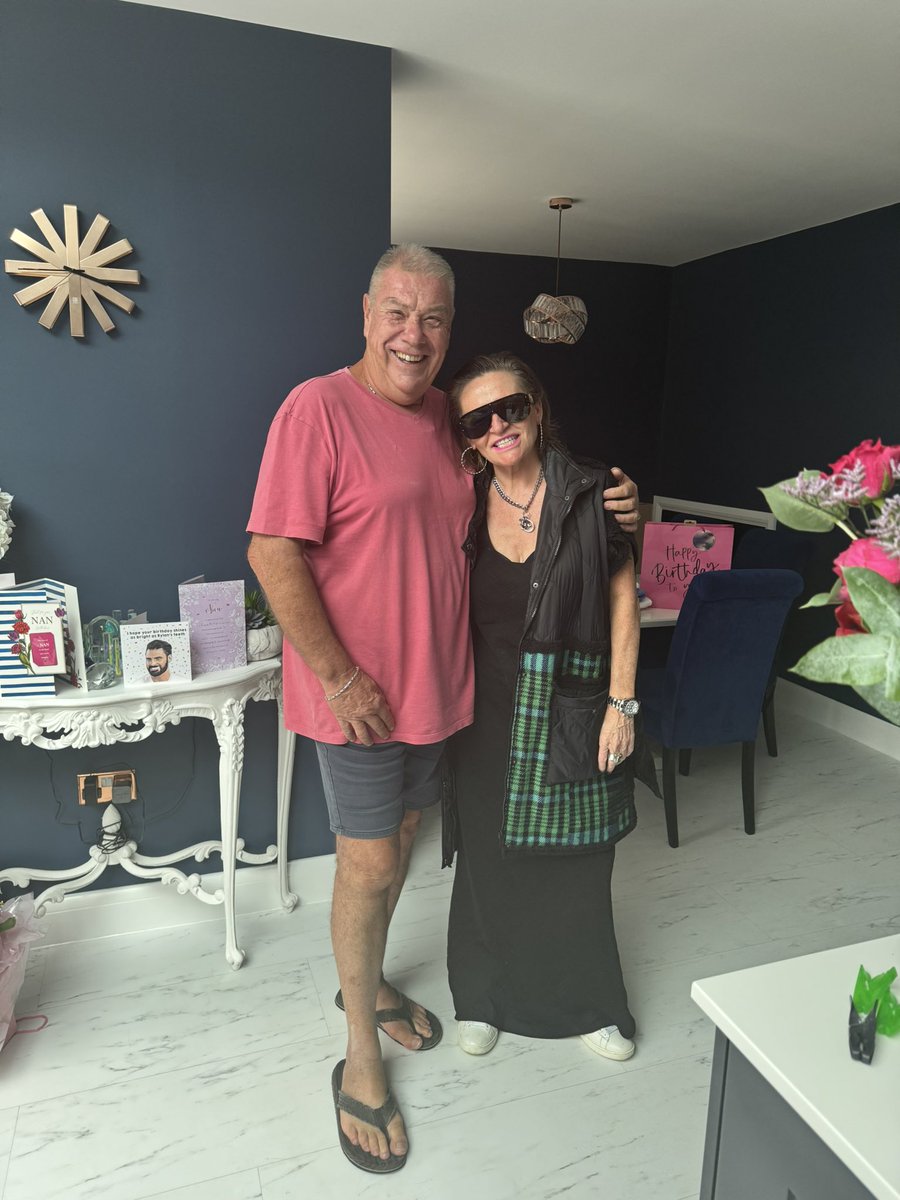 Lovely afternoon spent with Chrissy and Lindsay 💙❤️ Top people 👊🏻👊🏻