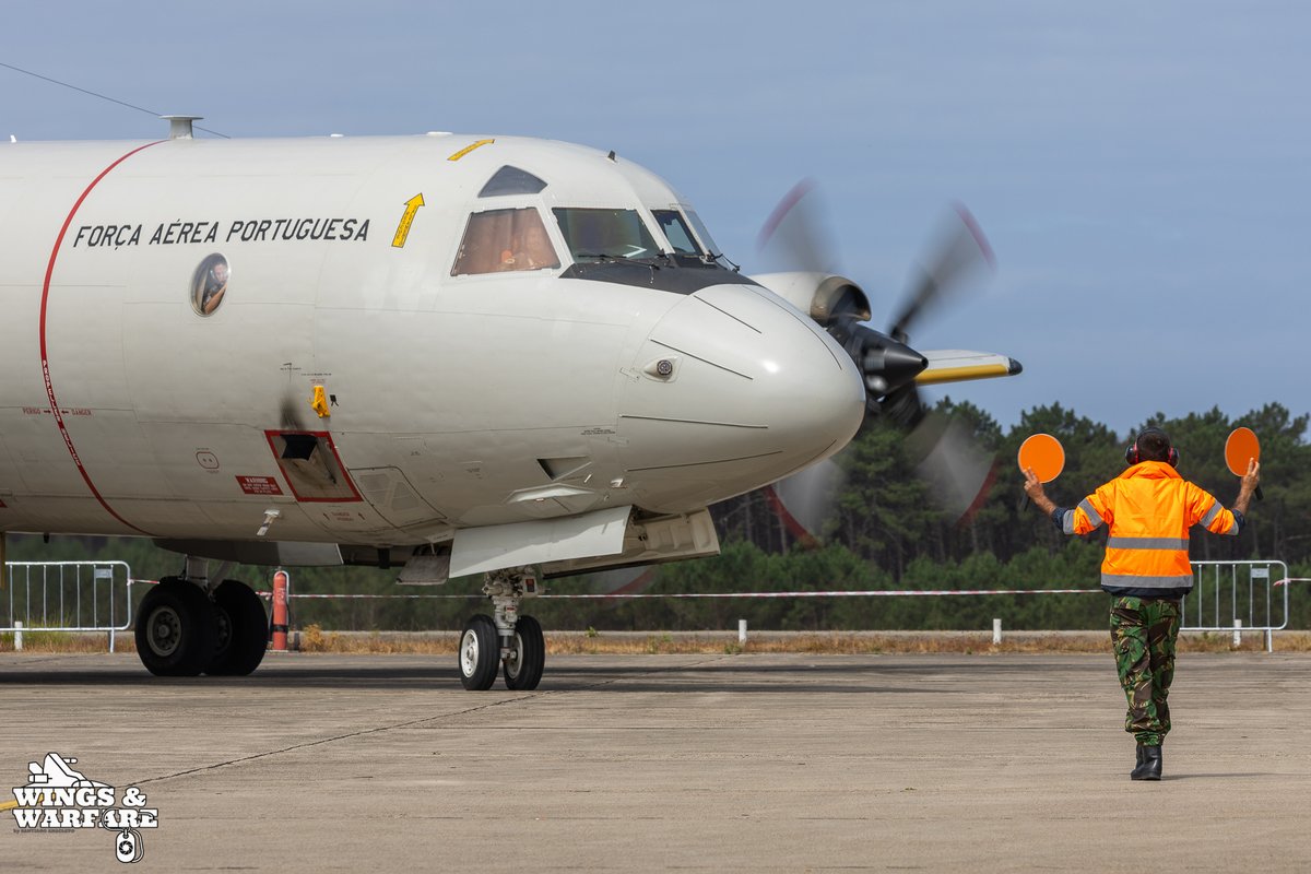 wingsandwarfare's tweet photo. The Wolf Handler 🐺✈️
A ground crew member guides the P-3C CUP+ Orion from @fap_pt 601 Squadron - “Lobos” during parking procedures at AB No.8.
Captured on the past sunday during Open Base Day.
#P3COrion #601Squadron #PortugueseAirForce #GroundCrew #OpenBaseDay #MilitaryAviation https://t.co/Xae1BEciN4