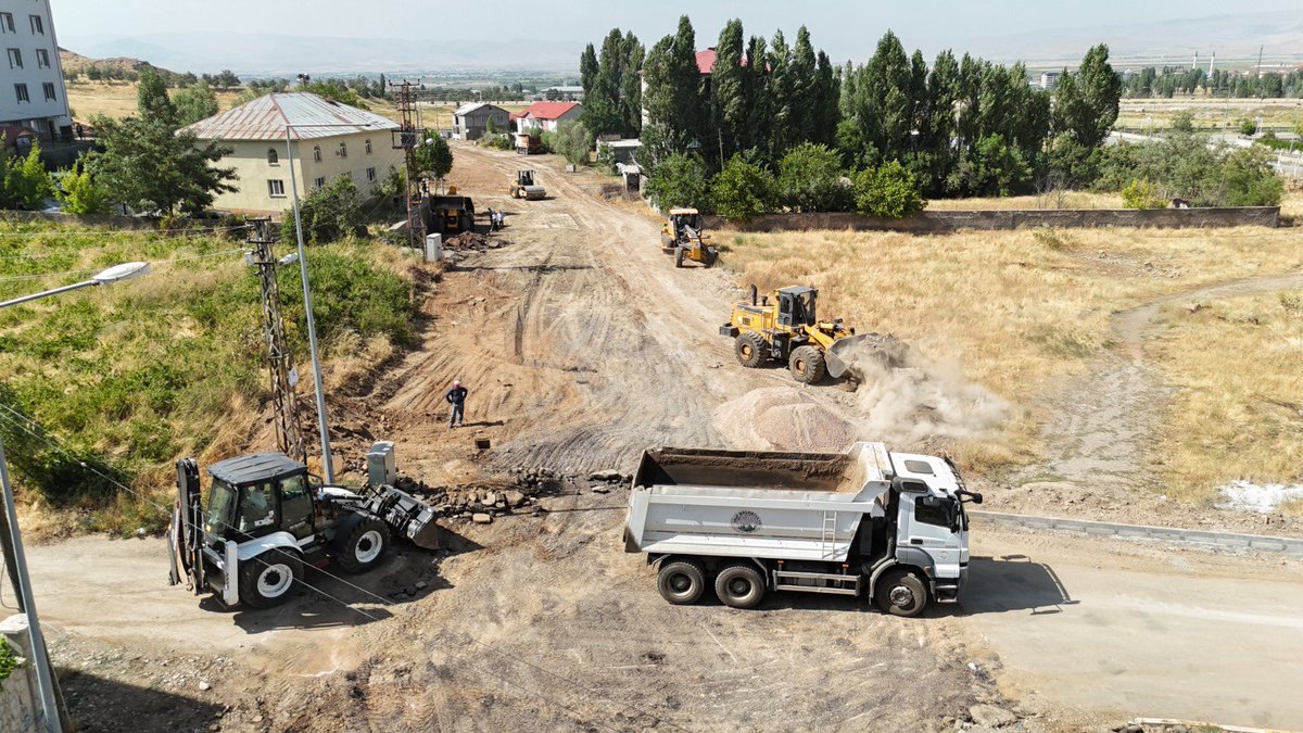 mus_bld's tweet image. 📌 KARŞIYAKA MAHALLESİNDE YENİ İMAR YOLU ÇALIŞMASI
Muş Belediyesi Fen İşleri Müdürlüğü ekiplerimiz tarafından Karşıyaka Mahallesi’nde başlatılan çalışmalar kapsamında, Karşıyaka Sokağı uzatılarak yeni yol ve kaldırım yapımına başlandı.