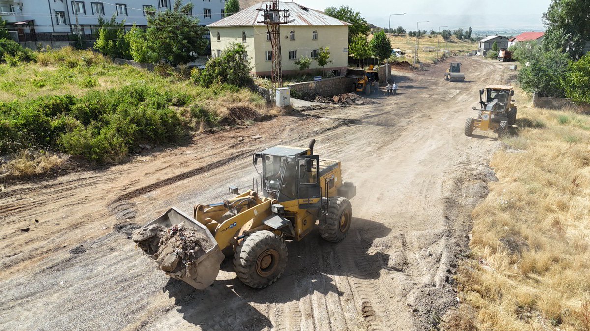 mus_bld's tweet image. 📌 KARŞIYAKA MAHALLESİNDE YENİ İMAR YOLU ÇALIŞMASI
Muş Belediyesi Fen İşleri Müdürlüğü ekiplerimiz tarafından Karşıyaka Mahallesi’nde başlatılan çalışmalar kapsamında, Karşıyaka Sokağı uzatılarak yeni yol ve kaldırım yapımına başlandı.